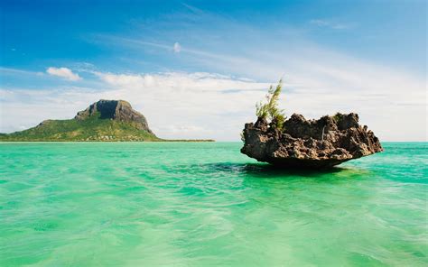 Le Morne Brabant Mountain and islet, Mauritius [1920 x 1200]