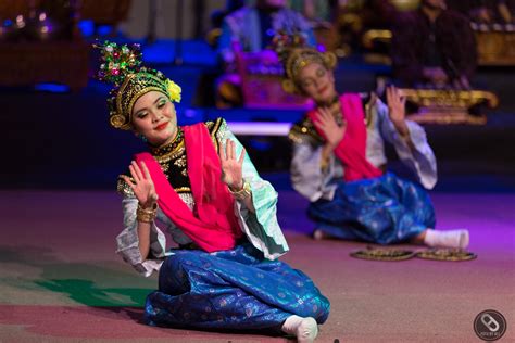 Busana Tarian Joget / Dsc 8847 Woman With Perak Traditional Costumes Malaysia Malaysia Costumes ...