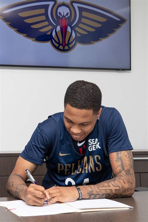 Photos: Jordan Hawkins signs his rookie contract Photo Gallery | NBA.com