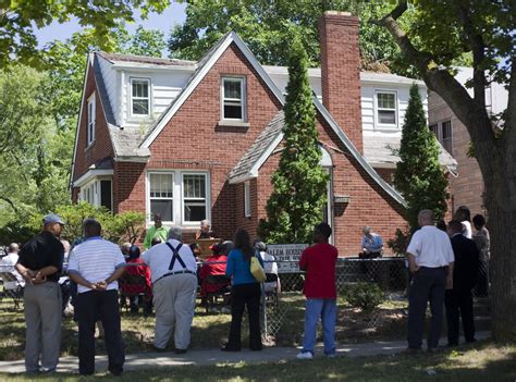 Flint neighborhood celebrates groundbreaking at soon-to-be rehabilitated home - mlive.com