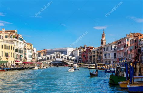 Gondola at the Rialto bridge in Venice — Stock Photo © bloodua #125819750