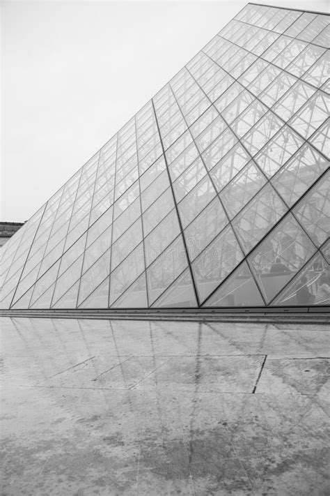 Louvre Museum editorial stock image. Image of cityscape - 51745794