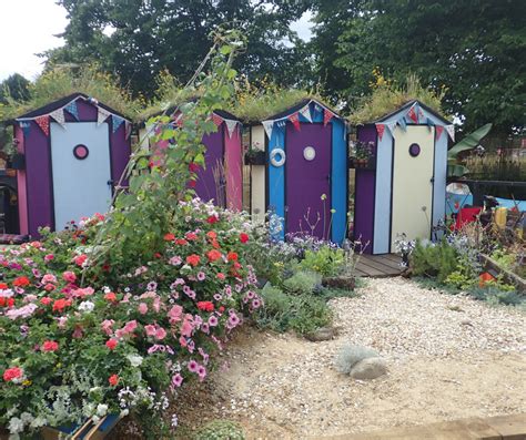 Top tips for visiting Hampton Court Flower Show 2017 - Awaybies