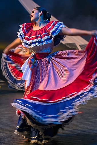 Young Woman Dancer From Costa Rica In Traditional Costume Foto de stock ...