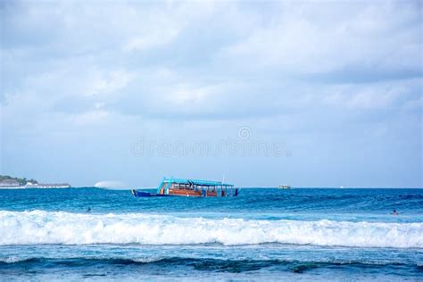 The Large Waves of the Maldives Editorial Photography - Image of tropic, landscape: 131602762