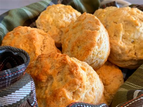 Easy Buttermilk Biscuits That Bake Perfect Every Time