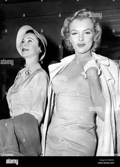 Vivien Leigh greets friend Marilyn Monroe at the airport Stock Photo - Alamy