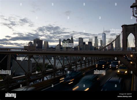 Traffic on Brooklyn Bridge at sunset with Manhattan skyline in the background Stock Photo - Alamy