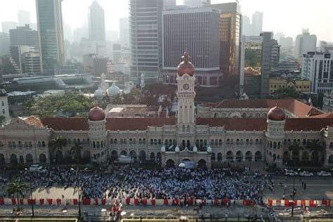 Thousands of M’sians gather for peace at Dataran Merdeka