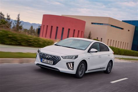 Autocar 2019 Ioniq Hybrid review ..or I'll have a glass of what he's ...