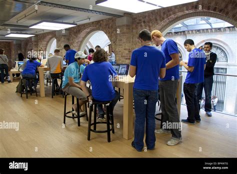 Genius Bar - Apple Store - Covent Garden - London Stock Photo - Alamy