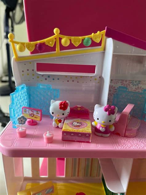 Hello Kitty playhouse, Hobbies & Toys, Toys & Games on Carousell