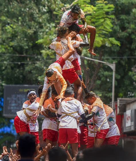 One dead, 150 injured in Dahi Handi celebrations in Mumbai Photogallery - ETimes