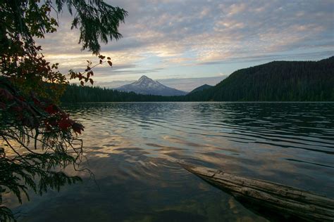 Lost Lake, Oregon, USA at sunrise. [OC] (6000x4000) : EarthPorn