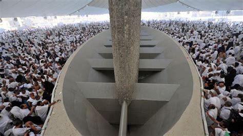 Muslim pilgrims stone the devil for a second day as hajj nears end