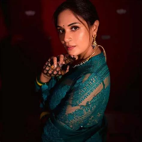 Richa Chadha Shares Unseen Photos From Her Mehendi Ceremony With Ali Fazal. See Pics: | Filmfare.com