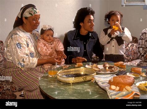 Moroccan family, eating lunch, at home, Fes el-Bali, city of Fez Stock ...