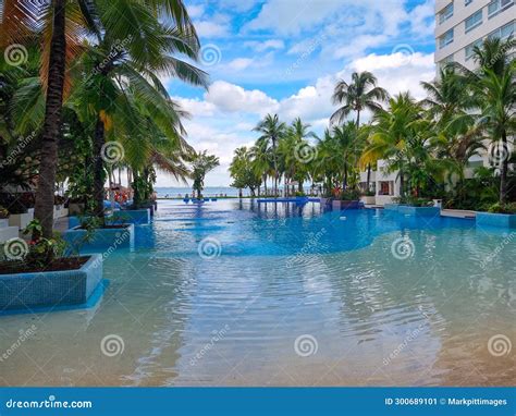 Mexico, Cancun, Infinity Pool in Front of the Beach Editorial Photo - Image of infinity, relax ...