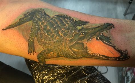 Crocodile tattoo | Tatoeage ideeën, Tattoo mouw