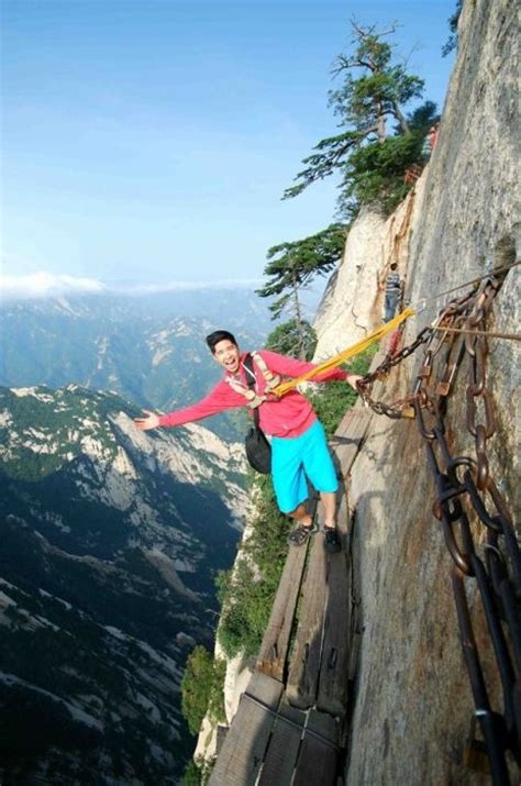 老外眼中的险峻华山 实拍华山到底有多险 Dangerous Mt. Huashan hiking trail in China - China ...