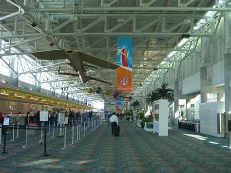 Fort Lauderdale/Hollywood International Airport (FLL)