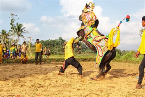 Sundanese Traditional Art And Culture Group At Bandung Air Show 2017 ...