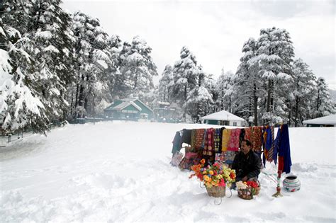 15 mesmerizing photos capture Kashmir's first snowfall of the season | Mashable