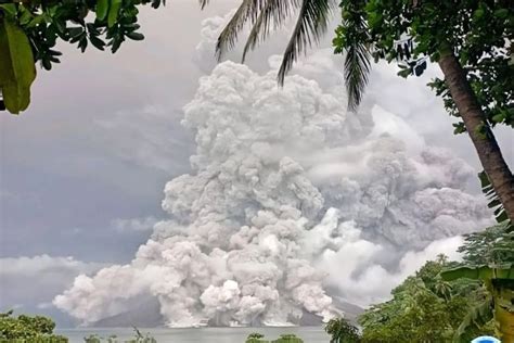 Indonesia Volcano Eruption Shuts More Airports, Ash Reaches Malaysia