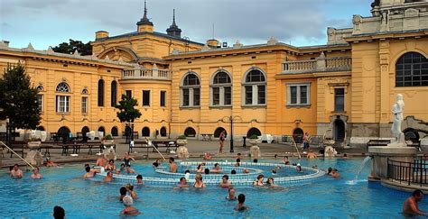 Les bains thermaux Széchenyi à Budapest