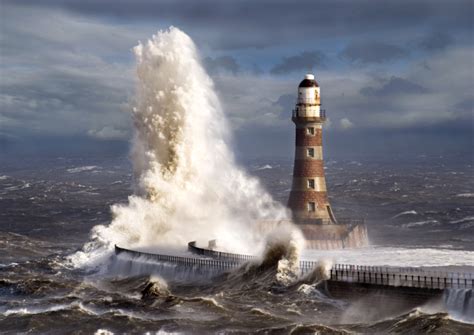 Powerful Waves at a Lighthouse - 8K Ultra HD Wallpaper