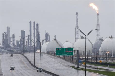 Residents evacuated over fear of Texas chemical plant explosion