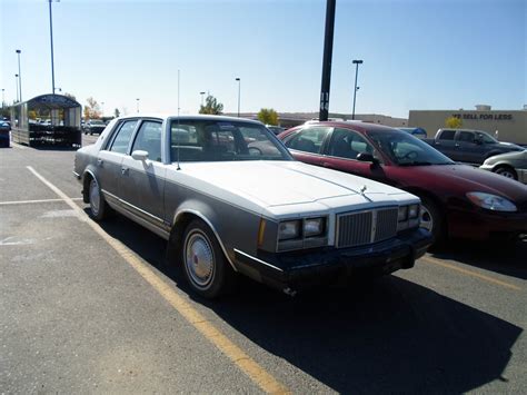 1986 Pontiac Bonneville | Getting rare to see a Pontiac Bonn… | Flickr