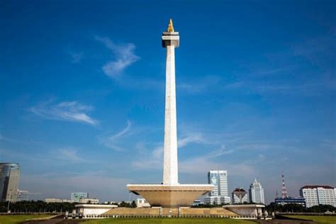 Monas National Monument Landmark & Museum Guide - IdeTrips