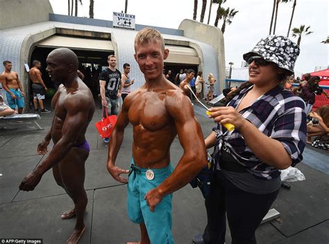 Memorial Day Muscle Beach competition in Venice sees men flex for the judges | Daily Mail Online