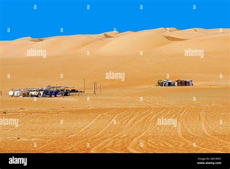 Bedouin desert camp in Wahiba desert, Sultanate of Oman Stock Photo - Alamy