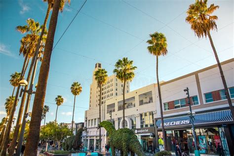 Los Angeles/USA- 02.02.2020 : Santa Monica Third Street Promenade ...