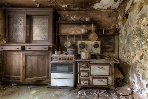 Kitchen inside an abandoned farmhouse | Abandoned farm houses ...