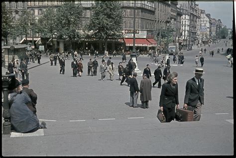 40 Amazing Color Photographs That Capture Street Scenes of Paris Under ...