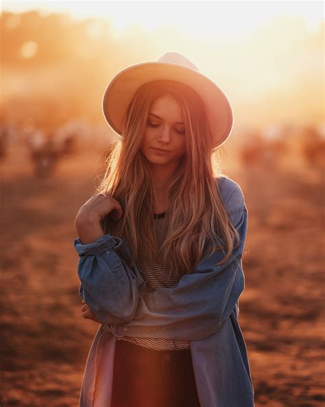 Backlight sunset | Photography poses women, Outdoor portrait photography, Portrait photography women