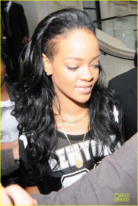 Proud to show off her forehead | Rihanna you, Rihanna, Beauty