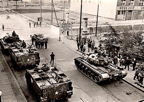 Berlin (West) , Checkpoint Charlie, Friedrichstraße nach dem 13.08.1961 (Postkarte) Checkpoint ...