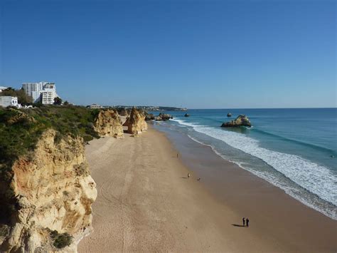 Les plages de Portimao en Algarve sont parmi les plus belles de la région