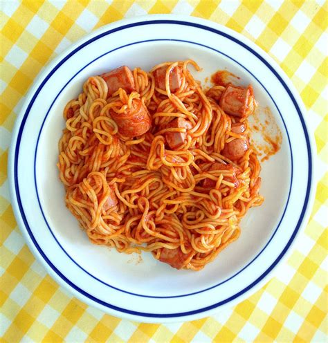 No sin mis hijos: Receta divertida de brochetas de salchichas en espaguetis