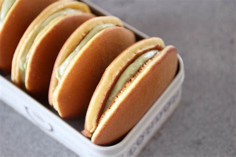 Dorayaki - Japanese Pancakes Filled with Matcha Pastry Cream | Lil' Cookie