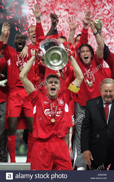 STEVEN GERRARD LIFTS THE EUROPEAN CUP, AC MILAN V LIVERPOOL Stock Photo ...