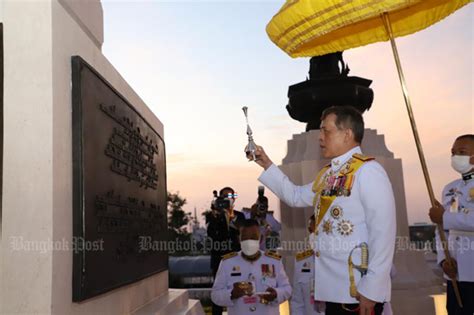 Bangkok Post - Their Majesties inaugurate King Bhumibol statue