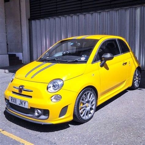 Fiat 500 ABARTH in yellow #fiat500 #abarth En frente de Casa !!! papá corre pues el Sail ...