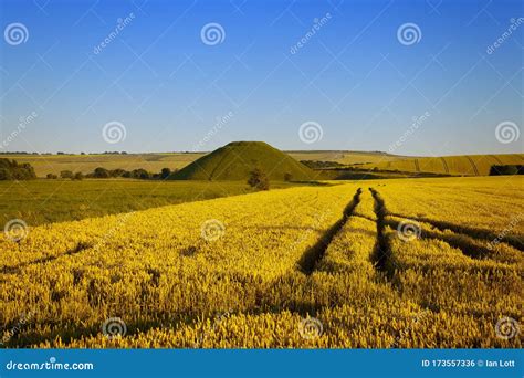 Silbury Hill ,Avebury, West Kennet Long Barrow. Stock Photo - Image of ...