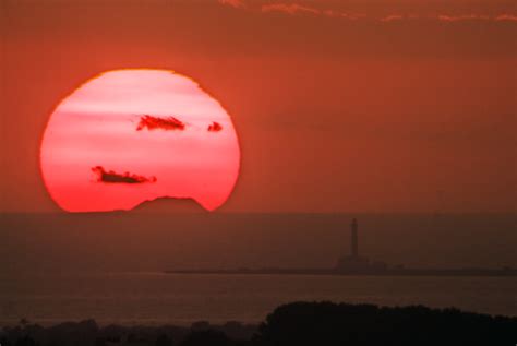 Tramonto | Il tramonto del Sole , accanto al faro del isola … | Flickr