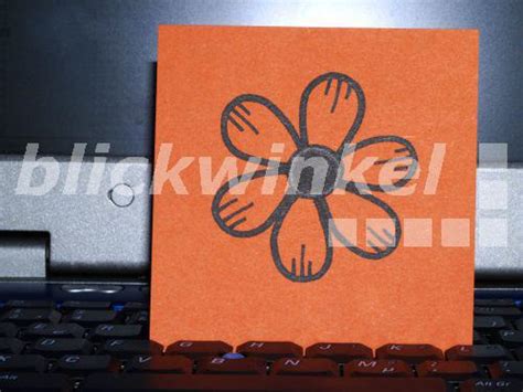 blickwinkel - Notizzettel auf Laptop-Tastatur, Zeichnung Blume - memo note on notebook, drawing ...
